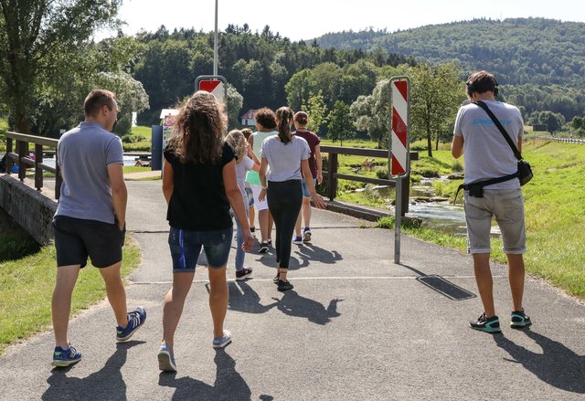 Der Suchtrupp in Begleitung von Quer-Redakteur Moritz Pompl (rechts). | Foto: Nicole Fuchsbauer