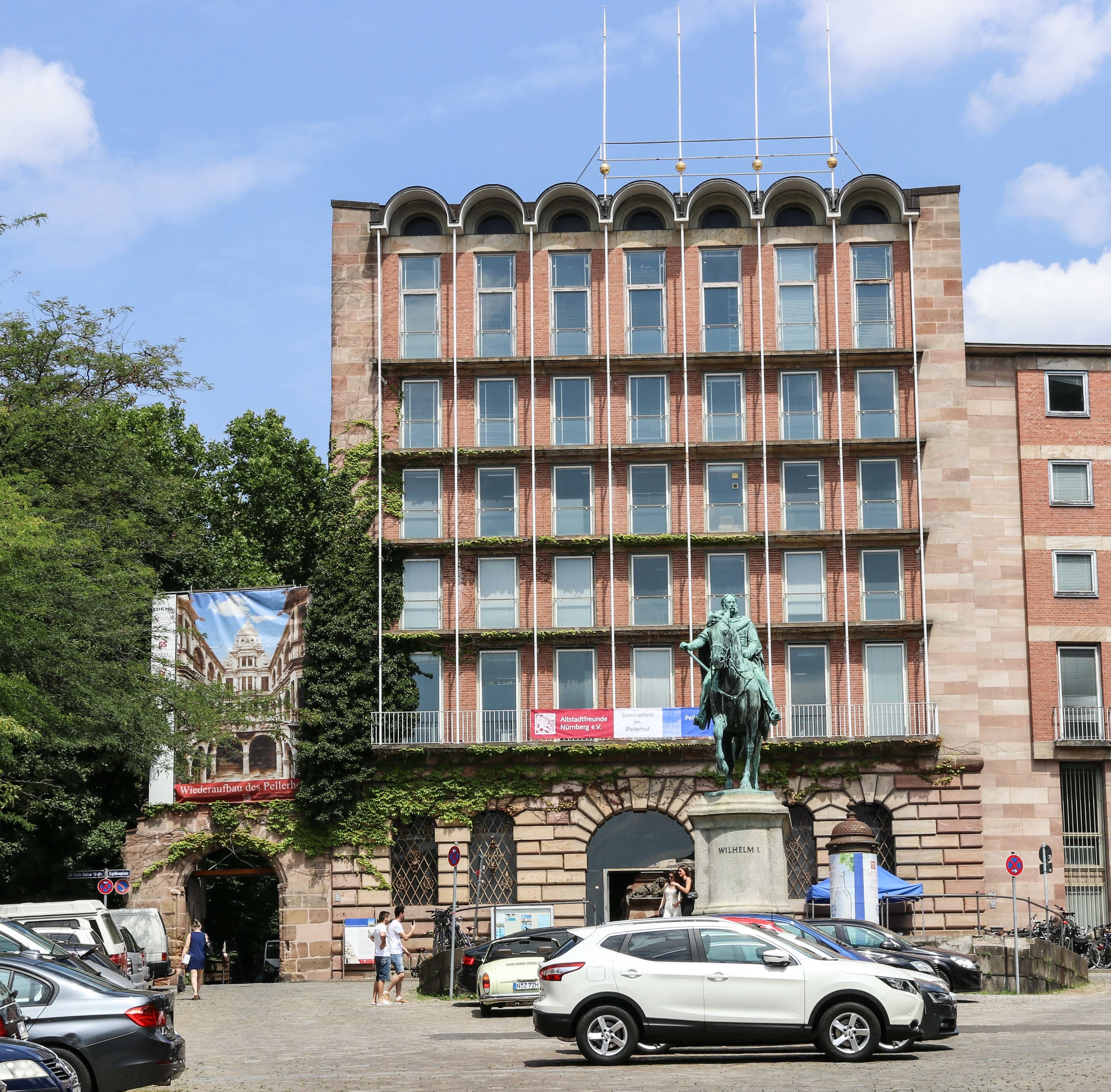 Egidienplatz mit dem Pellerhaus. Die 50er Jahre Fassade ist denkmalgeschützt. Wie sie im rekonstruierten Original aussehen könnte, soll eine riesige Fotoplane demonstrieren.