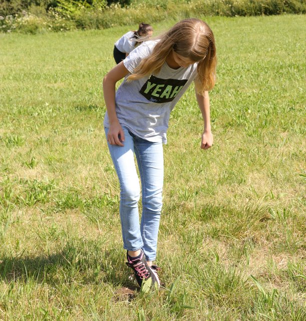 Rebecca dreht jeden Grashalm um. | Foto: Nicole Fuchsbauer