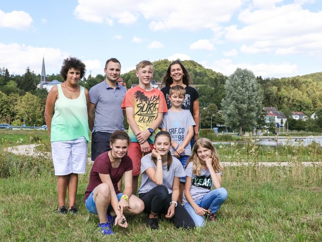 Das Kinderheim Seigelstein auf Spurensuche nach außerirdischen Gesteinsbrocken (v.l.) Jasmin, Leiter Peter Kiesskalt, Tim, Erzieherin Nadja Lochner, (davor) David. Vordere Reihe v.l.: Franziska, Lakeyshia und Rebecca. | Foto: Nicole Fuchsbauer