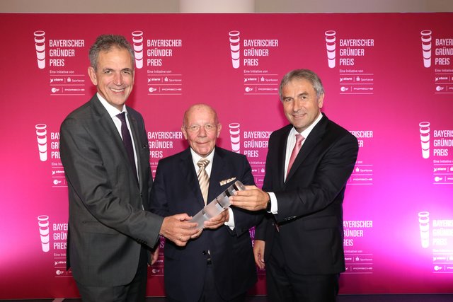 Dr. Ulrich Netzer (l.), Präsident des Sparkassenverbands Bayern, und Roland Schnauzt (r.), Vizepräsident des Sparkassenverbands Bayern, mit Albert Weber, Lehner Holding. Er wurde für sein Lebenswerk ausgezeichnet. | Foto: © John R. Braun