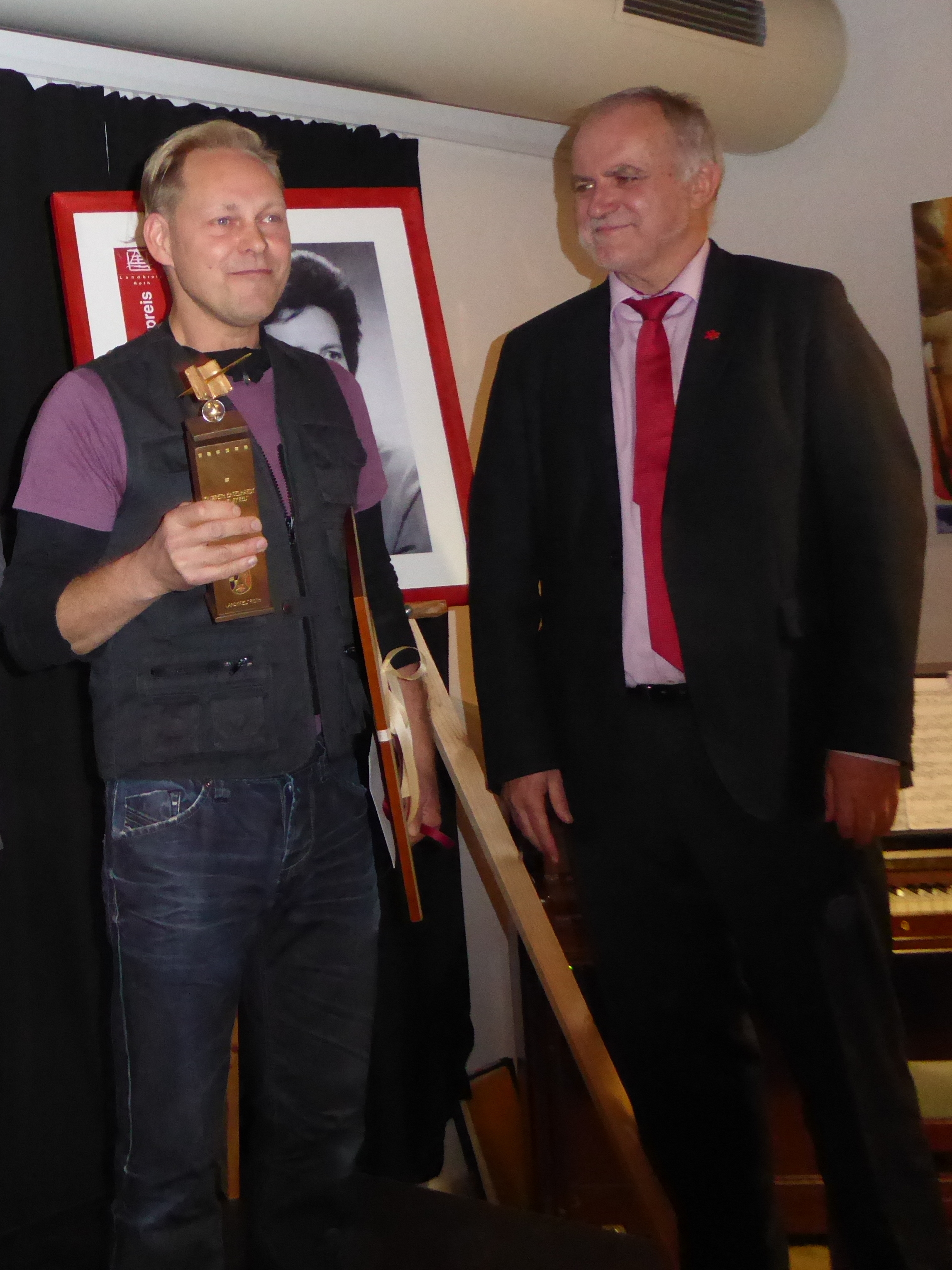 Rückblick auf das Jahr 2015: Landrat Herbert Eckstein (r.) gratuliert Klaus „Billy“ Wechsler.