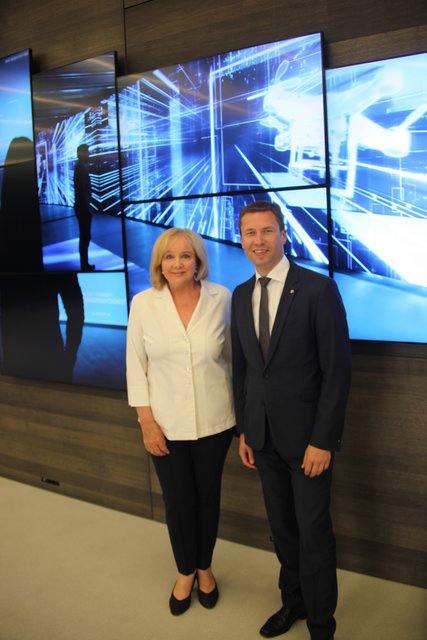 Evi Kurz mit Landrat Matthias Dießl | Foto: Arthur Kreklau