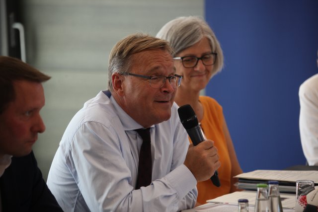 Bambergs Oberbürgermeister Andreas Starke eröffnet die 32. Ratssitzung, links, Landrat Armin Kroder, rechts Dr. Christa Standecker | Foto: Arthur Kreklau