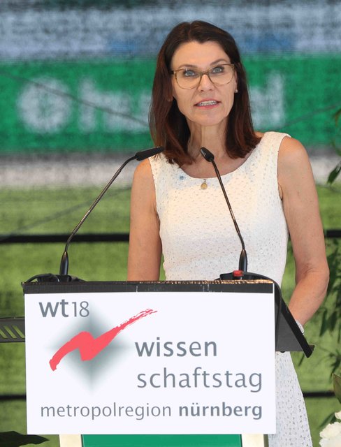 Ministerin Marion Kiechle richtete sich mit einem Grußwort an die Besucher des 12. Wissenschaftstages. | Foto: © Udo Dreier