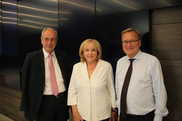 Dr. Thomas Bauer, Regierungspräsident von Mittelfranken, Evi Kurz, Initiatorin des Ludwig-Erhard-Zentrums und Bambergs Oberbürgermeister Andreas Starke, Ratsvorsitzender der Europäischen Metropolregion Nürnberg | Foto: Arthur Kreklau