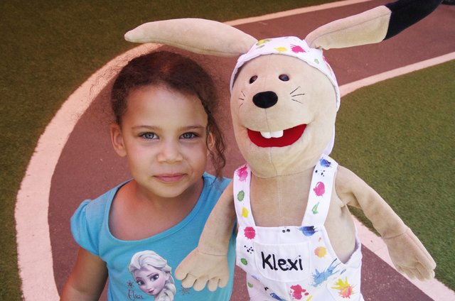 Handpuppe „Hase Klexi“ begeistert die Kinder. | Foto: NÜRNBERGER Versicherung
