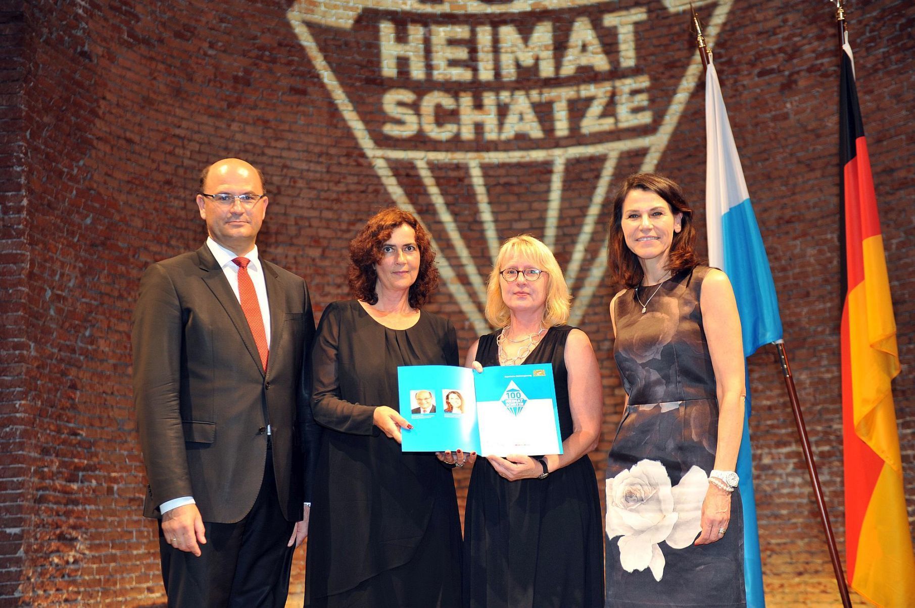 Finanz- und Heimatminister Albert Füracker, die stellvertretende Museumsleiterin Christina König, die Leiterin des Pfalzmuseums Forchheim Susanne Fischer und Kunstministerin Prof. Dr. med. Marion Kiechle (von links) mit der Urkunde.
