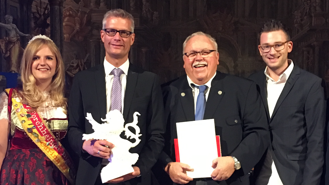 Im Rahmen eines Festakts in Bayreuth nahmen Oberbürgermeister Dr. Uwe Kirschstein (im Bild 2. V. li.), Bürgermeister Franz Streit (2. V. re.) die Bierkönigin Carina II und der Leiter der Tourismusinformation, Nico Cieslar den Preis entgegen.