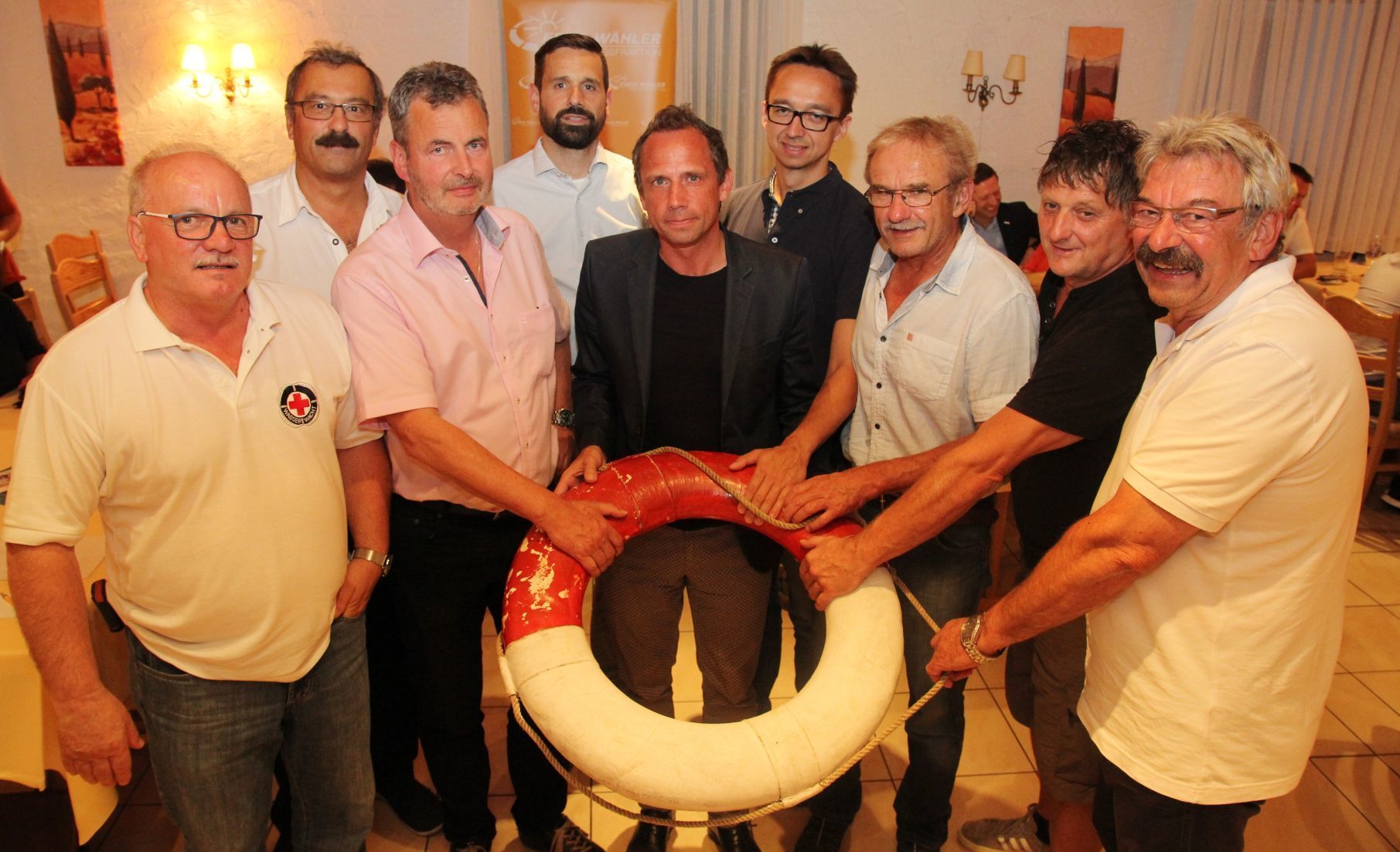 Von links nach rechts: Raimund Schulik (Wasserwacht Ebermannstadt), Dieter Kemmerth (Vorsitzender FW Ebermannstadt), Hans-Jürgen Nekolla (Bürgermeister Gräfenberg), Jürgen Fiedler (Stadtwerke Ebermannstadt), Thorsten Glauber (MdL, stellvertretender Fraktionsvorsitzender der Freien Wähler Landtagsfraktion), Martin Redel (Schwimmbadverein Gößweinstein), Gerhard Kraus (Schwimmbadförderverein Streitberg), Andreas Müller (Schwimmbadförderverein Egloffstein), Robert Weiß (Schwimmbadförderverein Waischenfeld).