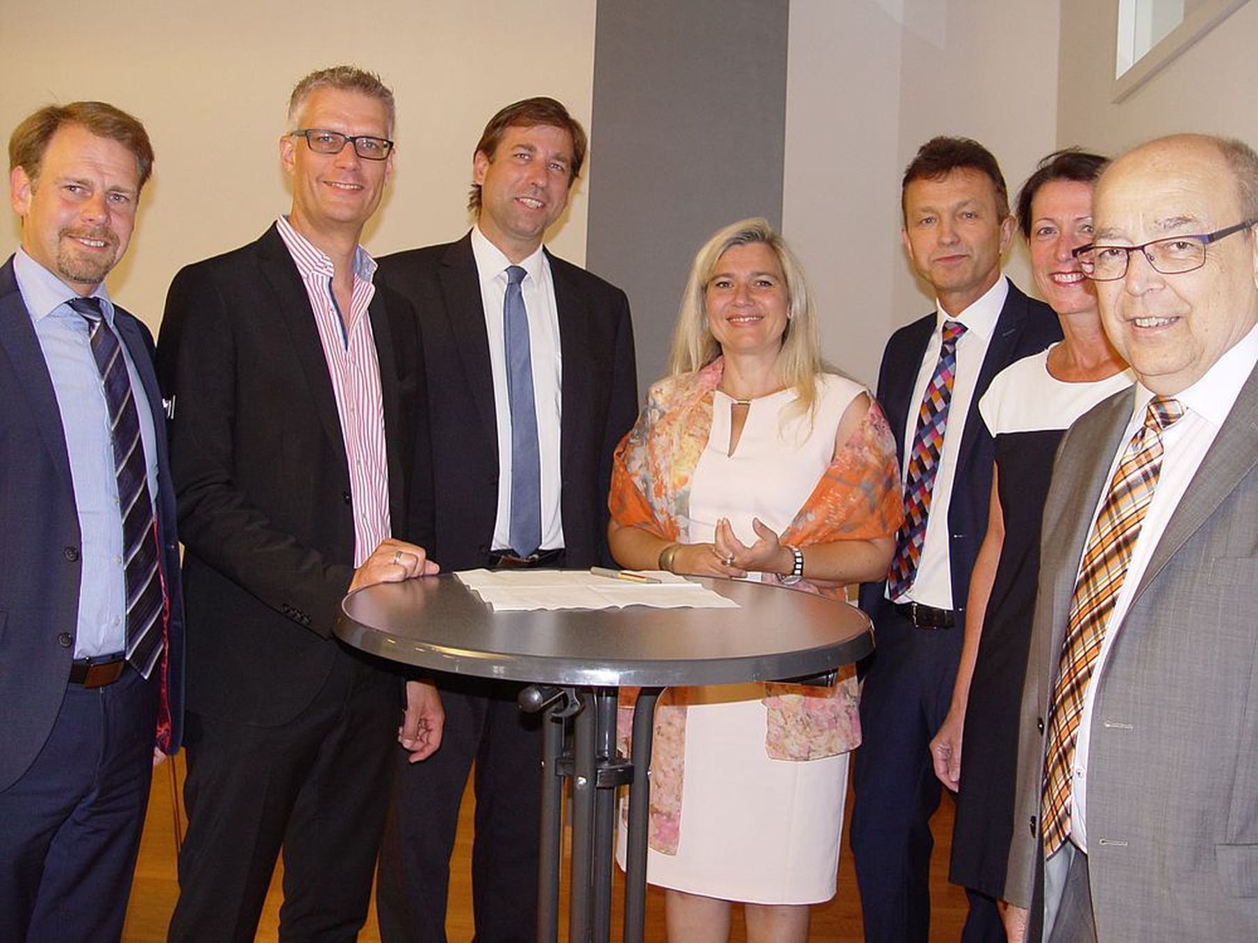 Von links nach rechts: Sven Oelkers, Krankenhausdirektor des Klinikum Forchheim, Dr. Uwe Kirschstein, Oberbürgermeister der Stadt Forchheim, Dr. Hermann Ulm, Landrat, Melanie Huml, Bayerische Staatsministerin für Gesundheit und Pflege, Xaver Frauenknecht, Vorsitzender des Vorstandes der Sozialstiftung Bamberg, Katja Bittner, Vorstand von GeBo, Franz Stumpf, ehemaliger Bürgermeister der Stadt Forchheim