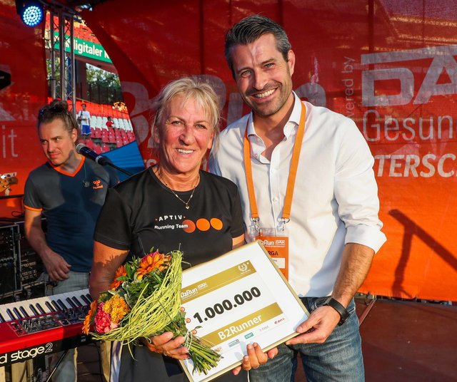 Die millionste B2Runnerin Rosa Kaiser mit Lars Gerling, Geschäftsführer der Infront B2Run GmbH. | Foto: B2Run Nürnberg