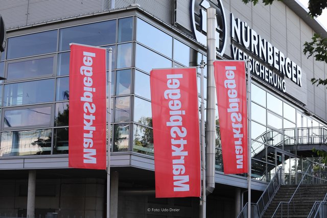 Traditionell ist der MarktSpiegel beim B2Run in Nürnberg dabei – nicht nur mit Fahnen! | Foto: Udo Dreier