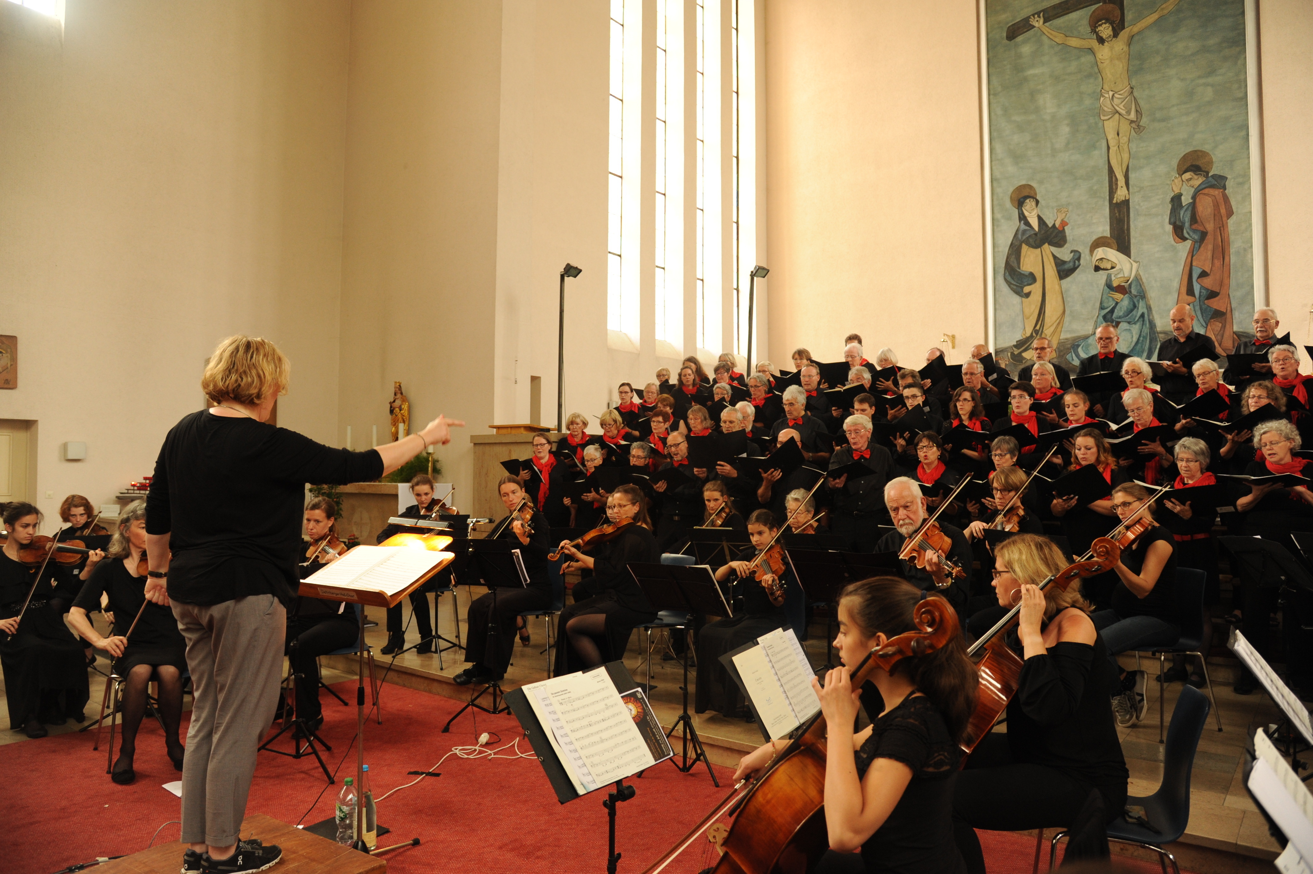 Der Dehnberger Hof Chor zusammen mit den Laufer Stadtstreichern unter der Leitung von Heike Henning Foto: Miehling