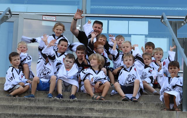 Die Mini Ice Tigers jubeln. | Foto: Udo Dreier