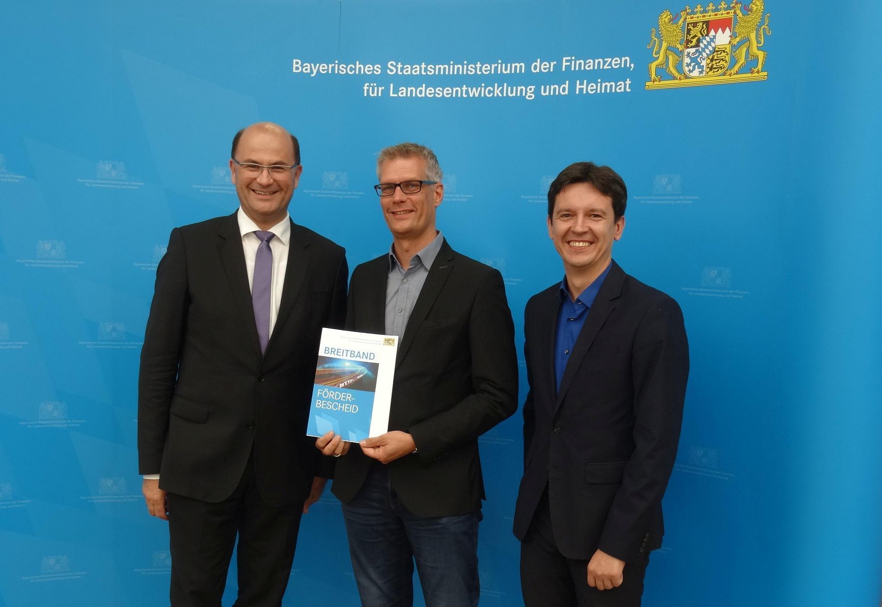 Einen Förderbescheid in Höhe von 300.000 Euro für den Breitbandausbau in der Stadt Forchheim haben Oberbürgermeister Dr. Uwe Kirschstein (Mitte) und Wirtschaftsförderer Viktor Naumann (rechts) vom Bayerischen Staatsminister der Finanzen, für Landesentwicklung und Heimat, Albert Füracker, entgegengenommen.