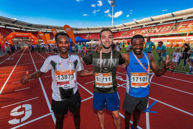 Die schnellsten Männer (v.l.): Addisu Tulu Wodajo (3. Platz, Raben Trans European Germany GmbH), Maximilian Thorwirth (1. Platz, PUMA SE), Mitku Seboka Tulu (2. Platz, Integrationsrat). | Foto: B2Run Nürnberg