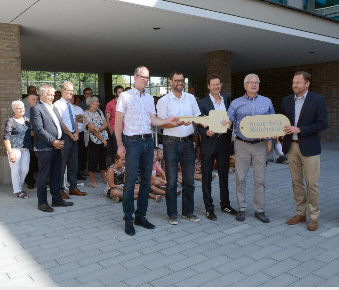 Bei der symbolischen Schlüsselübergabe (v.l.) Hochbauamtsleiter Stefan Hofmann, Ralph Edelhäußer, Architekt Frank Jakobs, Rektor Gerhard Englisch und Architekt Andreas Baum.