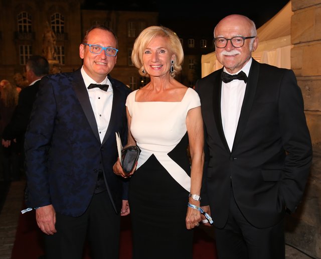 Fürths Kult-Komödiant Volker Heißmann (li., ,,Waltraud & Mariechen"), Nürnbergs Kulturreferentin Prof. Julia Lehner & Gatte Gerd Schmelzer | Foto: © J. Friedrich/M. Admave & P. Maskow