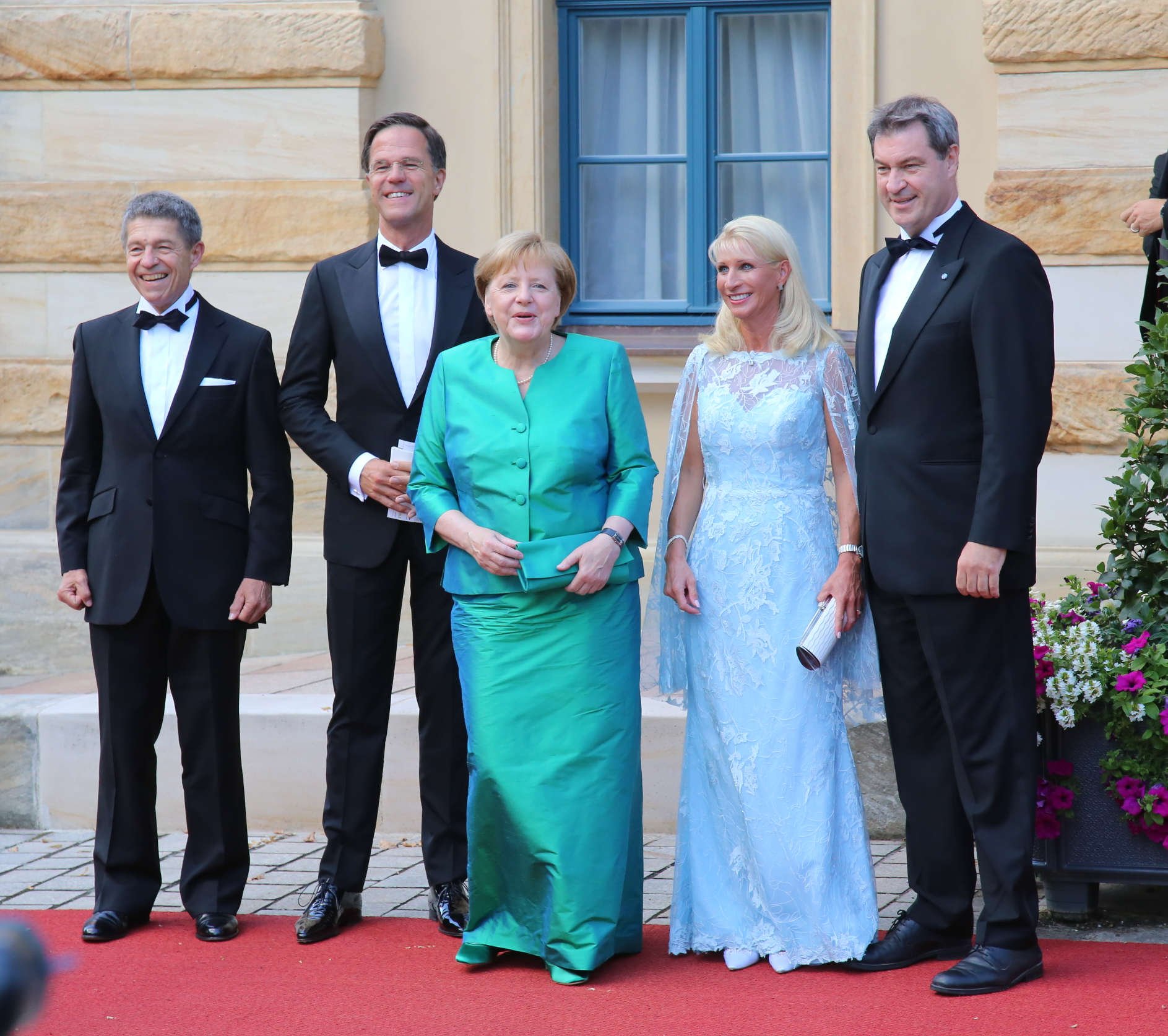 Bundeskanzlerin Dr. Angela Merkel und Ehemann Joachim Sauer (links) stellen sich mit Ministerpräsident Dr. Markus Söder (rechts) und dessen Gattin Karin sowie Marc Rutte, Ministerpräsident der Niederlande, den Fotografen.