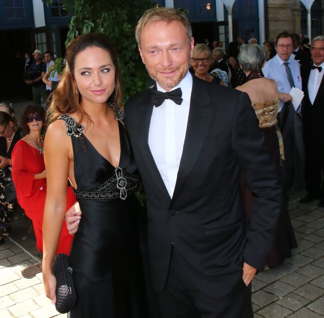 Frisch verliebt: FDP-Chef Christian Lindner ist mit Franca Lehfeldt (RTL-Moderatorin) da. | Foto: © J. Friedrich/M. Admave & P. Maskow