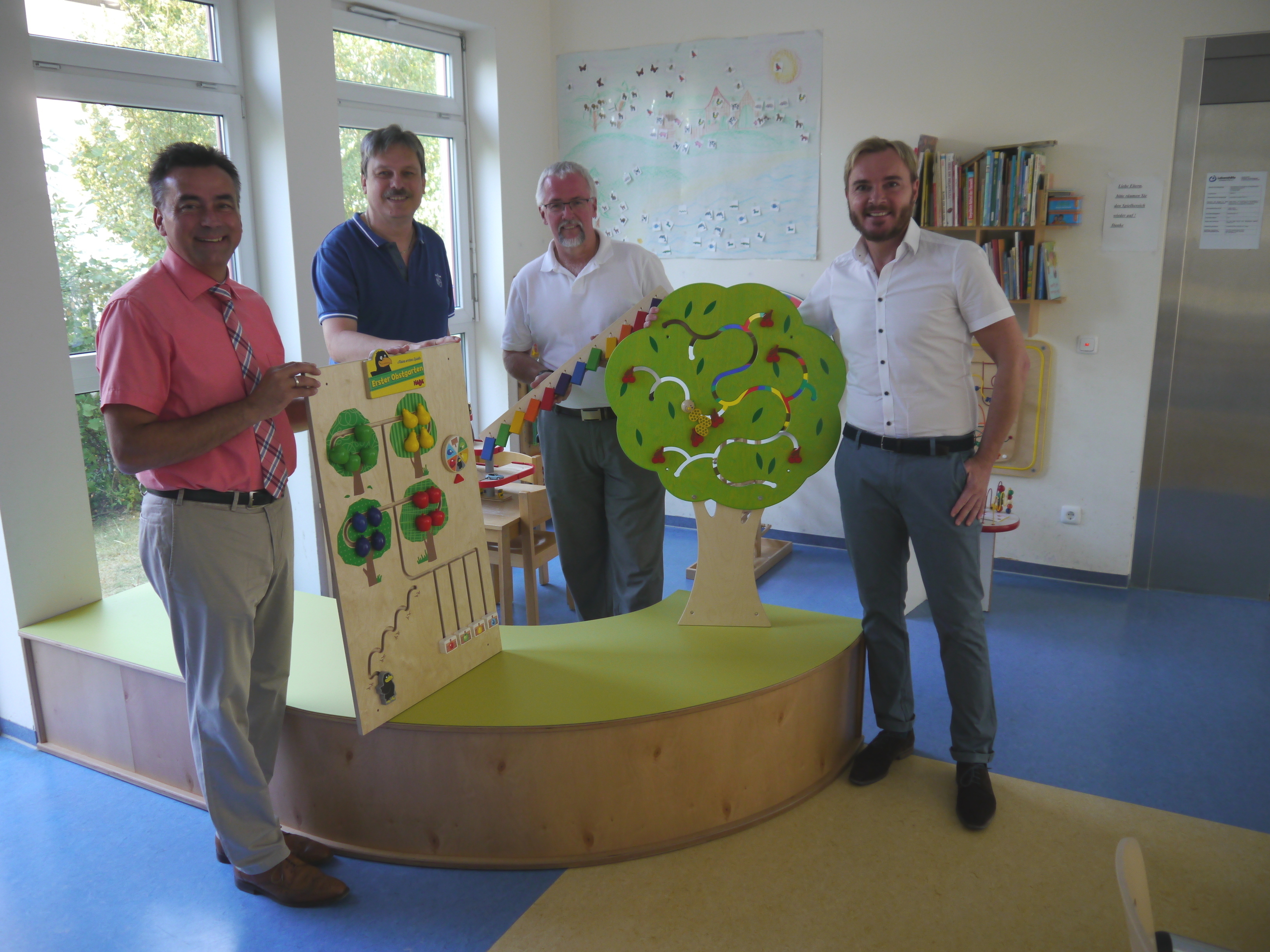 Fototermin im neu gestalteten Eingangsbereich (v.l.) Robert Pfann (Erster Bürgermeister von Schwanstetten), Werner Schramm, Martin Keller (Geschäftsführer Lebenshilfe) und Marcel Schneider.
