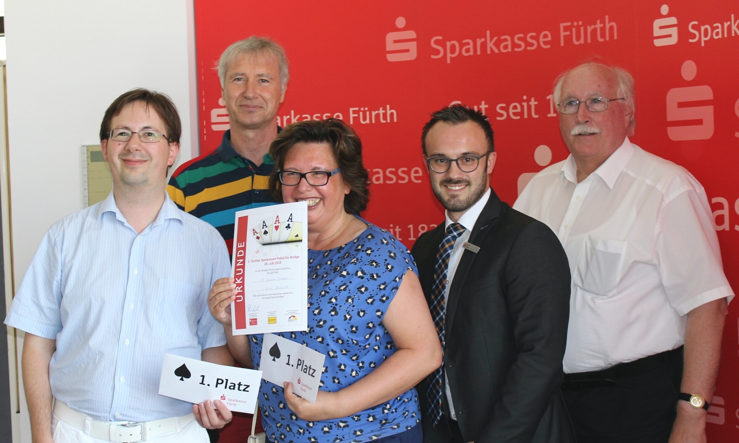 Gewinner des 2. Fürther Sparkassen-Pokals: Dr. Gerben Dirksen und Karin Gebhardt, mit Patrick Vigas (Sparkasse), Wilhelm Wenning (Alt-OB); hinten Ralf Gebhardt (Initiative "Bridge-Stadt Fürth")