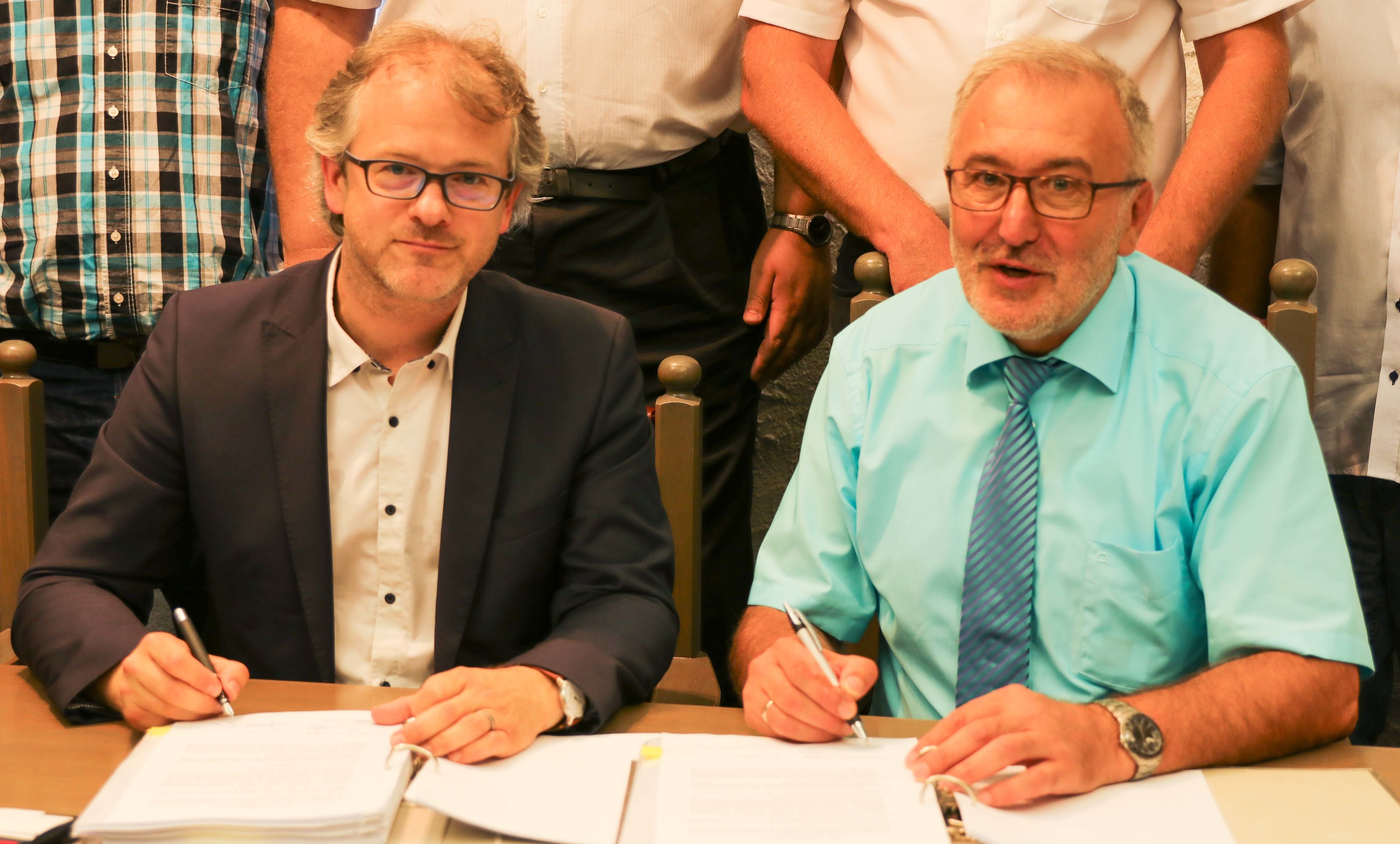 Heiligenstadts 1. Bürgermeister Helmut Krämer (r.) und Johannes Bisping, Geschäftsführer des IT-Unternehmens Bisping & Bisping aus Lauf, unterzeichnen den Betreibervertrag für den Breitbandanschluss des Marktes Heiligenstadt.