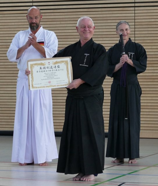 Iaido Sommerlehrgang 2018. Wim van Mourik - Iaido 6. Dan - erhält seine Urkunde zum Renshi.