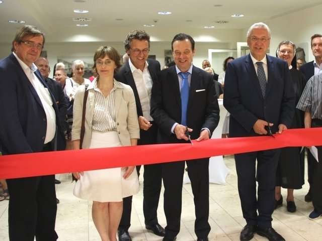 Ausstellungseröffnung mit der Geschäftsführerin des Malteser Waldkrankenhauses St. Marien, Frau Sakwe-Nakonji, und dem Chefarzt des Geriatrie-Zentrums, Prof. Dr. Karl-Günter Gaßmann.