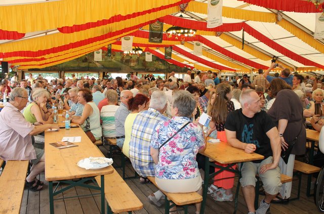 Das Zelt füllt sich mehr und mehr. Zu Beginn der Veranstaltung waren alle Plätze besetzt und zahlreiche Gäste lauschten vor dem Eingang den Worten des Bayerischen Ministerpräsidenten. | Foto: © Victor Schlampp