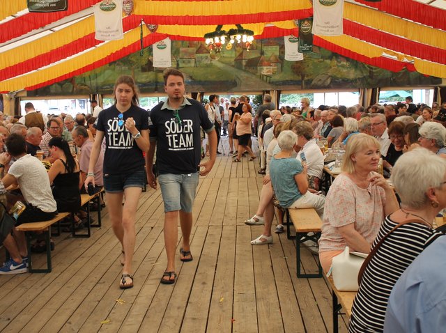 Das Festzelt füllt sich mit Besuchern. | Foto: © Victor Schlampp