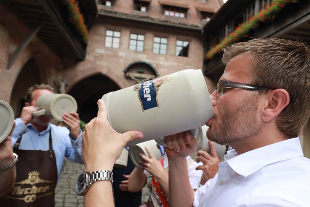 CSU-Stadtrat Marcus König nimmt mal einen kräftigen Schluck. | Foto: Udo Dreier