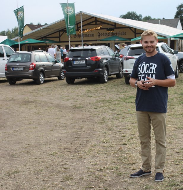 Adrian Derr weist die Autos auf dem Parkplatz ein. | Foto: © Victor Schlampp