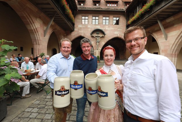 (v.l.) Festwirt Christian Papert, Braumeister Bernhard Wagemann, Volksfest-Königin Carina Kremer und OB-Vertreter Marcus König. | Foto: Udo Dreier