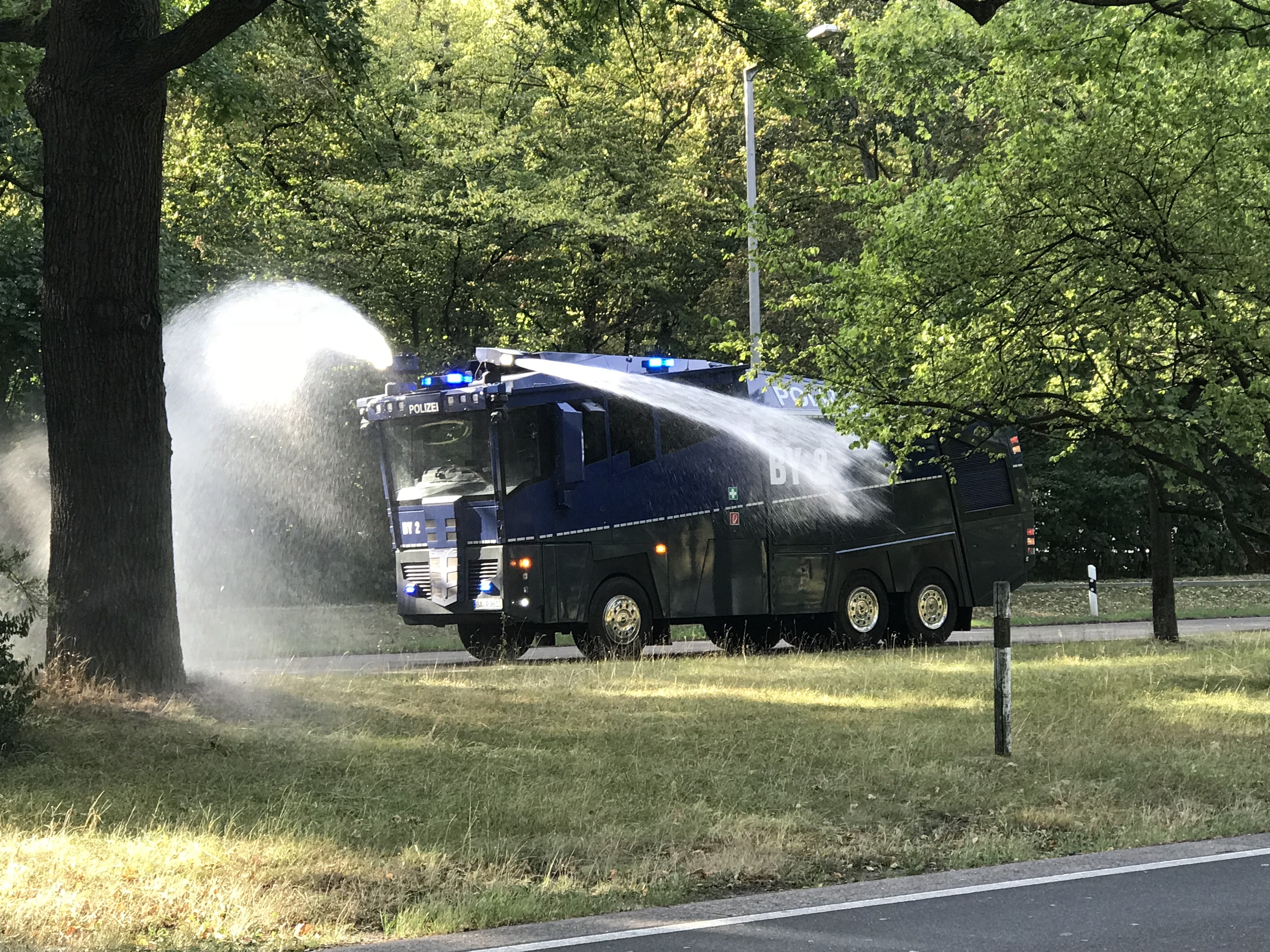 Wasser marsch für die Nürnberger Straßenbäume! Die Bereitschaftspolizei unterstützt mit Wasserwerfern beim Gießen.
