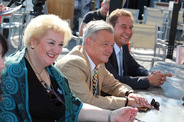 Der bayerische Ministerpräsident Dr. Markus Söder ehrte am Dienstag hoch über den Dächern der Kleeblattstadt den Fürther Oberbürgermeister Dr. Thomas Jung mit dem Bayerischen Verdienstorden. | Foto: Udo Dreier