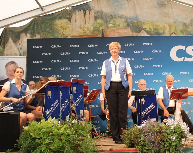 Teilausschnitt des großen Blasorchesters: Adelheid Habiger mit den Musikern des TV 1848 Schwabach. | Foto: © Victor Schlampp