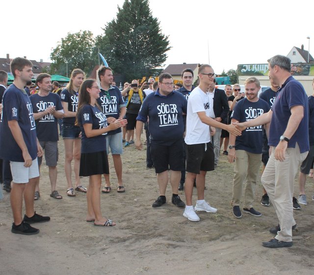 Der große Moment: Markus Söder begrüßt seine jungen Team-Freunde, die ihn im Wahlkampf unterstützen. | Foto: © Victor Schlampp