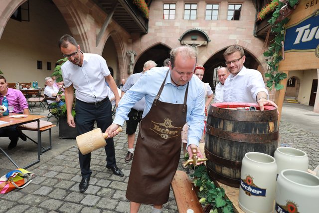 Christian Papert, assistiert von OB-Vertreter Marcus König (r.), brauchte nur drei Schläge. | Foto: Udo Dreier