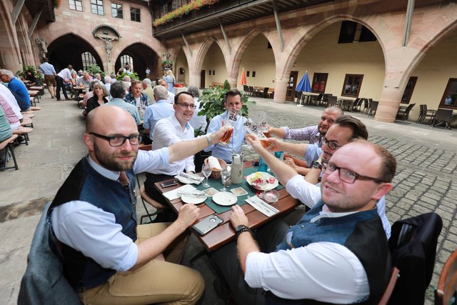Die Nürnberg Messechefs Thilo und Henning Könicke mit Stammtisch.

Foto: Udo Dreier - 07.08.2018 - Nürnberg - Tucher Bierprobe zum Herbstvolksfest vom 24. August bis 09. September 2018 - Bierpreis pro Maß: 9,20 Euro

Festwirt Christian Papert stach mit drei kräftigen Schlägen das erste Fass Festbier an (Vollmundig-süffig im Geschmack und honiggelb in der Optik, fließt das Tucher Übersee Export in die Krüge) | Foto: Udo Dreier