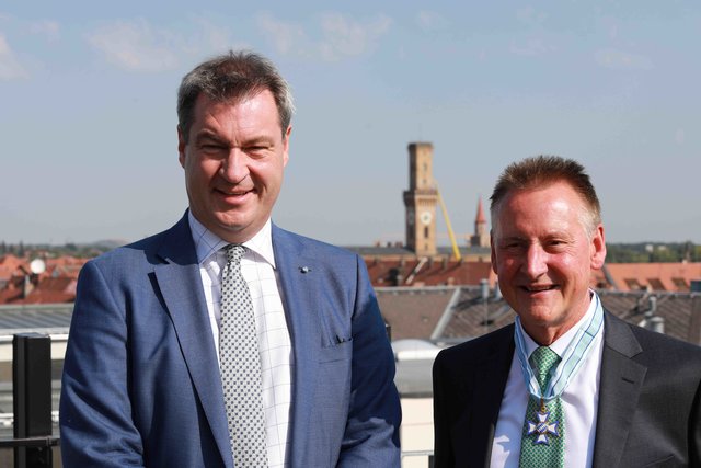 Der bayerische Ministerpräsident Dr. Markus Söder ehrte am Dienstag hoch über den Dächern der Kleeblattstadt den Fürther Oberbürgermeister Dr. Thomas Jung mit dem Bayerischen Verdienstorden.