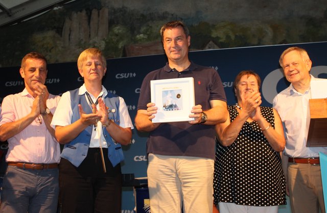 Markus Söder freut sich über sein Geschenk, ein Schwabach-Bild im Goldrahmen. Mit ihm freuen sich (v.l.) Lutz Quester (CSU-Landtagskandidat Schwabach/Nürnberg-Süd), Adelheid Habiger, Rosy Stengel und Karl Freller. | Foto: © Victor Schlampp