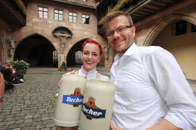 Volksfest-Königin Carina Kremer und OB-Vertreter Marcus König. | Foto: Udo Dreier