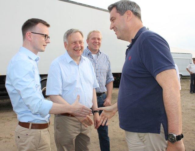 Markus Söder (r.)  begrüßt Peter Daniel Forster, Karl Freller und Volker Bauer (v.l.) | Foto: © Victor Schlampp