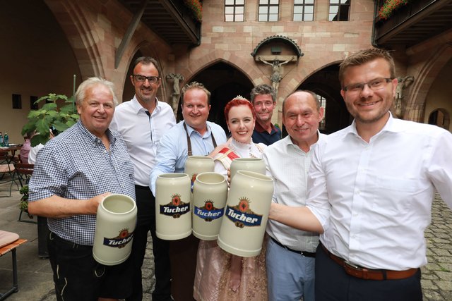 Tucher-Bierprobe (v.l.):  Festwirt-Senior Jürgen Papert, Tucherdirektor Jörg Träger, Festwirtsohn Christian Papert, Volksfestkönigin Carina Kremer, Braumeister Bernhard Wagemann, Chef des  Süddeutschen Schaustellerverbandes Lorenz Kalb und CSU-Franktionsvorsitzender Marcus König. | Foto: Udo Dreier