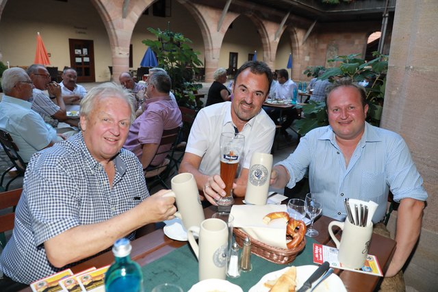 Tucher Direktor Jörg Träger (Mitte) mit den Festwirten Jürgen Papert (l.) und Sohn Christian Papert. | Foto: Udo Dreier