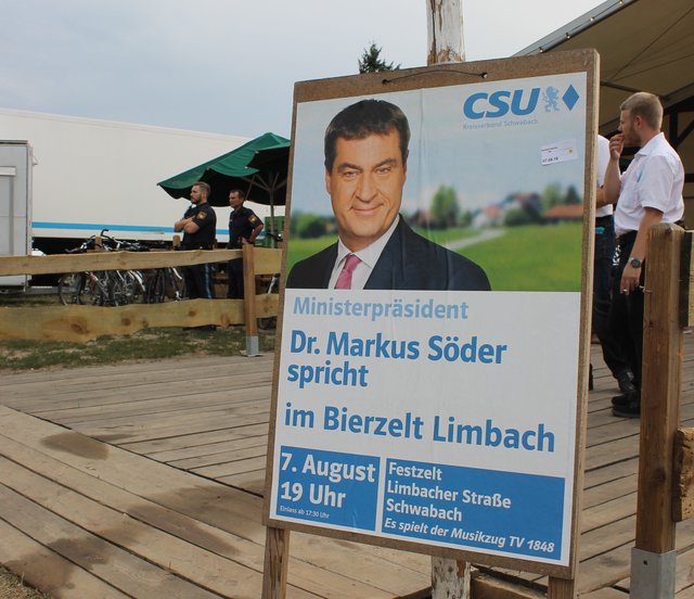 Bereits eine Stunde vor Veranstaltungsbeginn: Polizeibeamte und Sicherheitsdienst stehen vor dem Zelteingang und kontrollieren die Besucherinnen und Besucher. | Foto: © Victor Schlampp