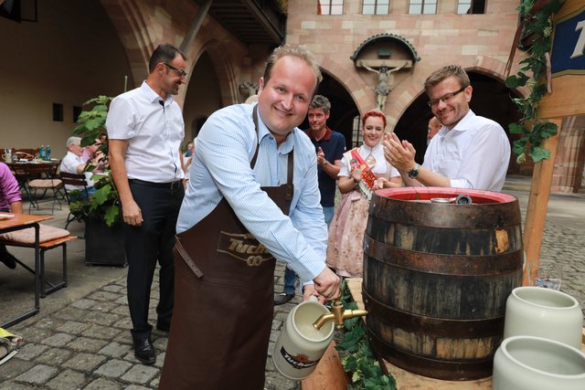 Und läuft: Christian Papert, assistiert von OB-Vertreter Marcus König (r.), brauchte nur drei Schläge. | Foto: Udo Dreier