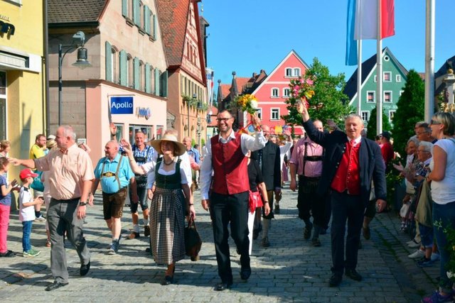 Beim Festumzug durch die Innenstadt Richtung Festplatz ist auch die politische Prominenz mit dabei. | Foto: © Stadt Roth